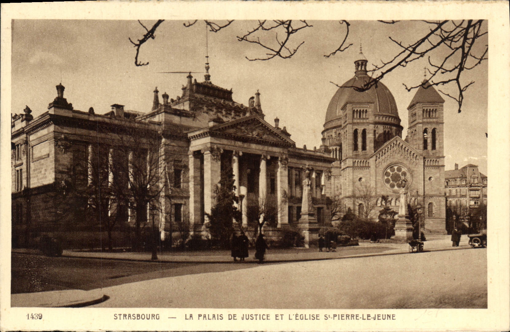 CPA Strasbourg Le Palais de Justice et l'Eglise S Pierre LeJeune 