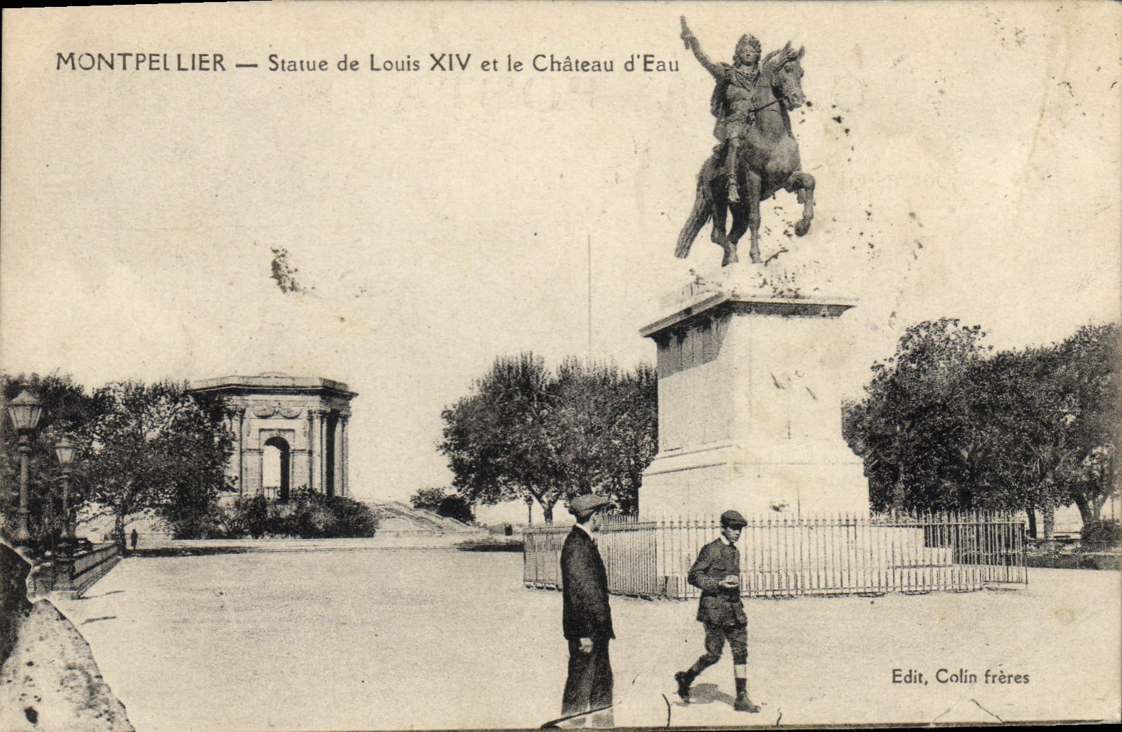 CPA Montpellier Statue de Louis XIV et le Chateau d'Eau