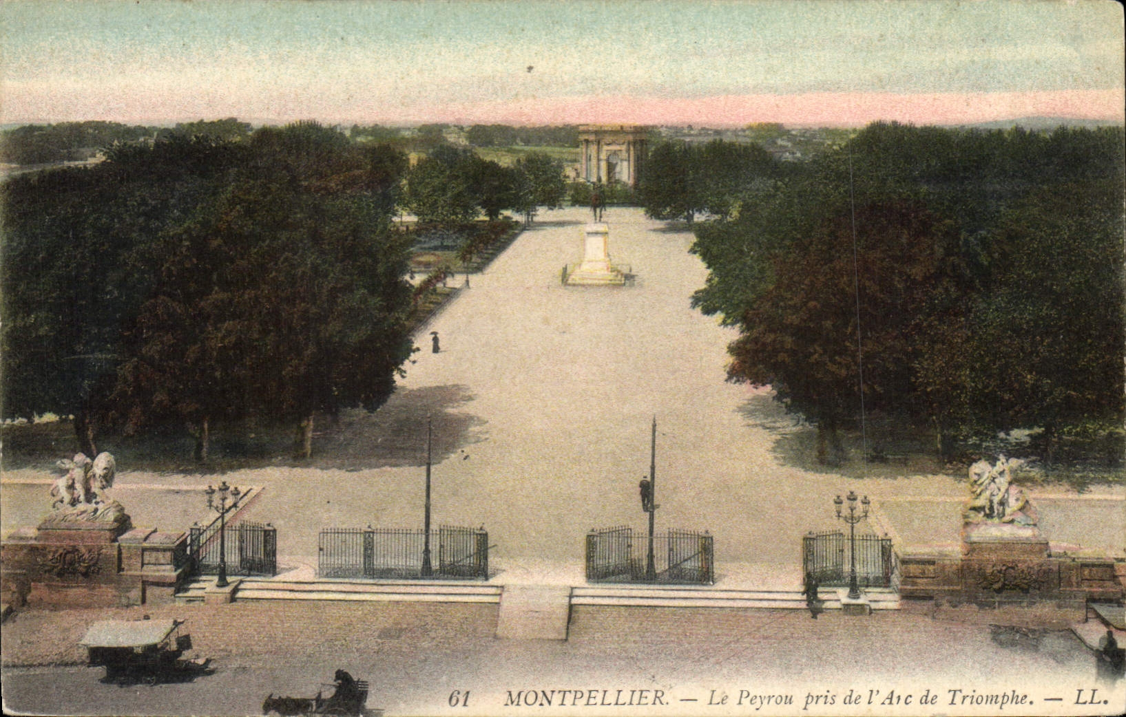 CPA Montpellier Le Peyrou pris de l'Arc de Triomphe
