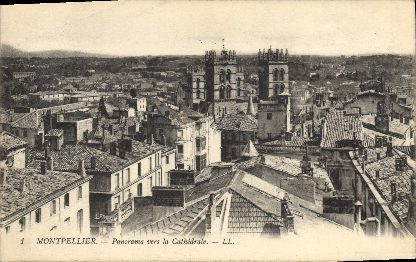 CPA Montpellier Panorama vers la Cathedrale