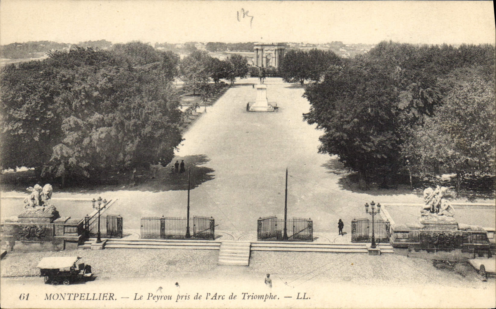 CPA Montpellier Le Peyrou pris de l'Arc de Triomphe 