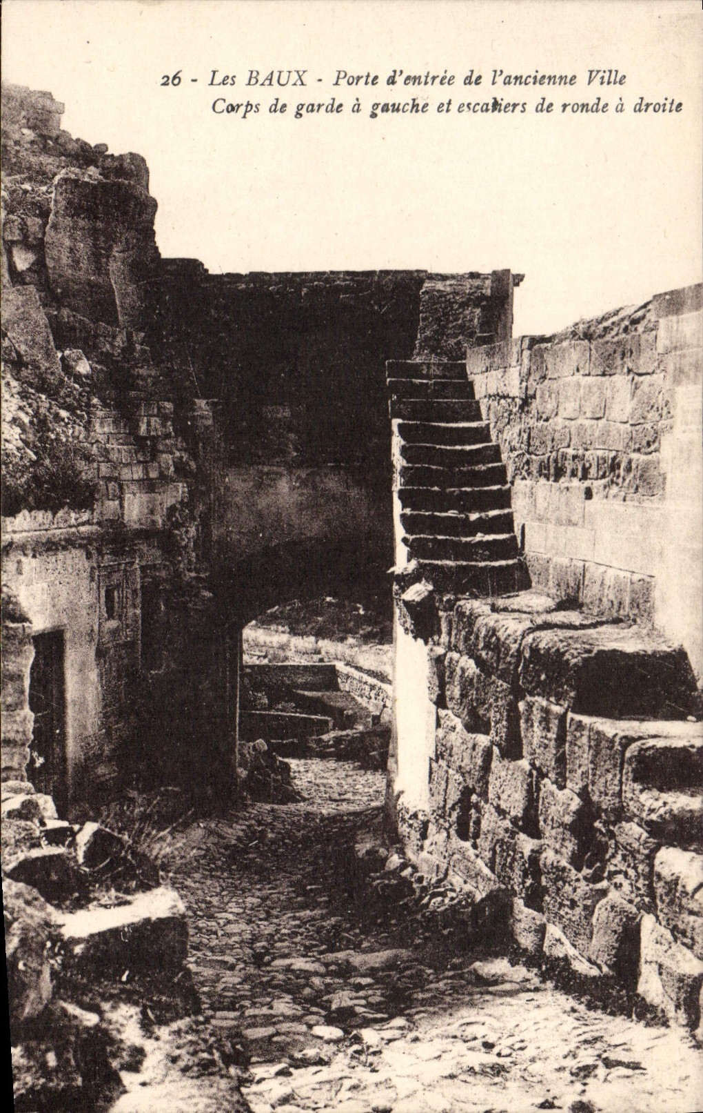 CPA Les Baux Porte d'entree de l'ancienne Ville Corps de garde a gauche et escaliers de ronde a droi