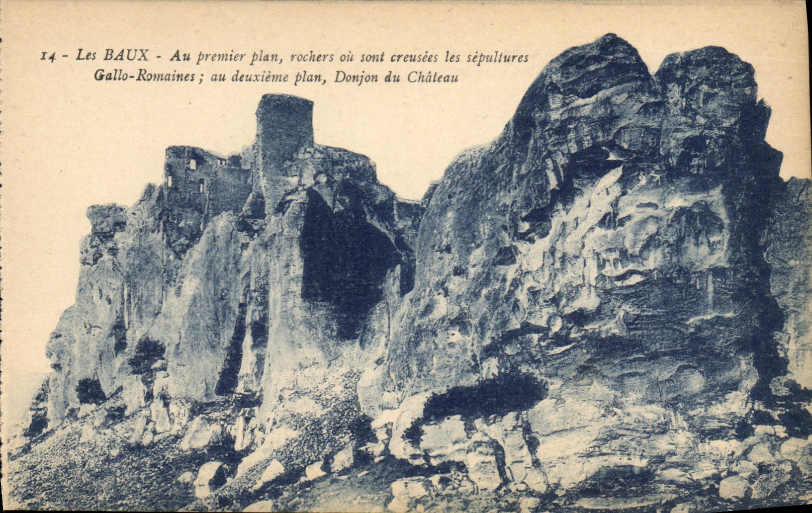 CPA Les Baux Au premier plan rochers ou sont creusees les sepultures