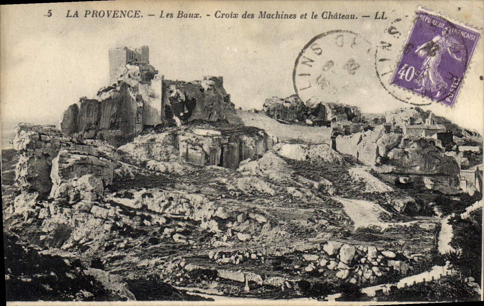 CPA La Provence Les Baux Croix des Machines et le Chateau 