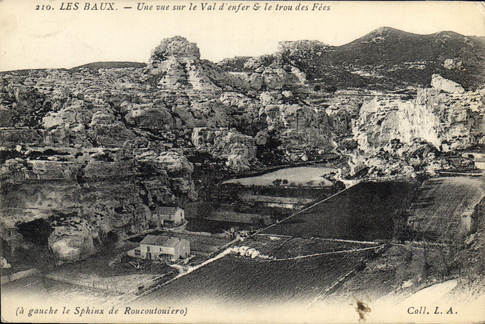 CPA Les Baux Une vue sur le Val d'enfer le trou des Fees