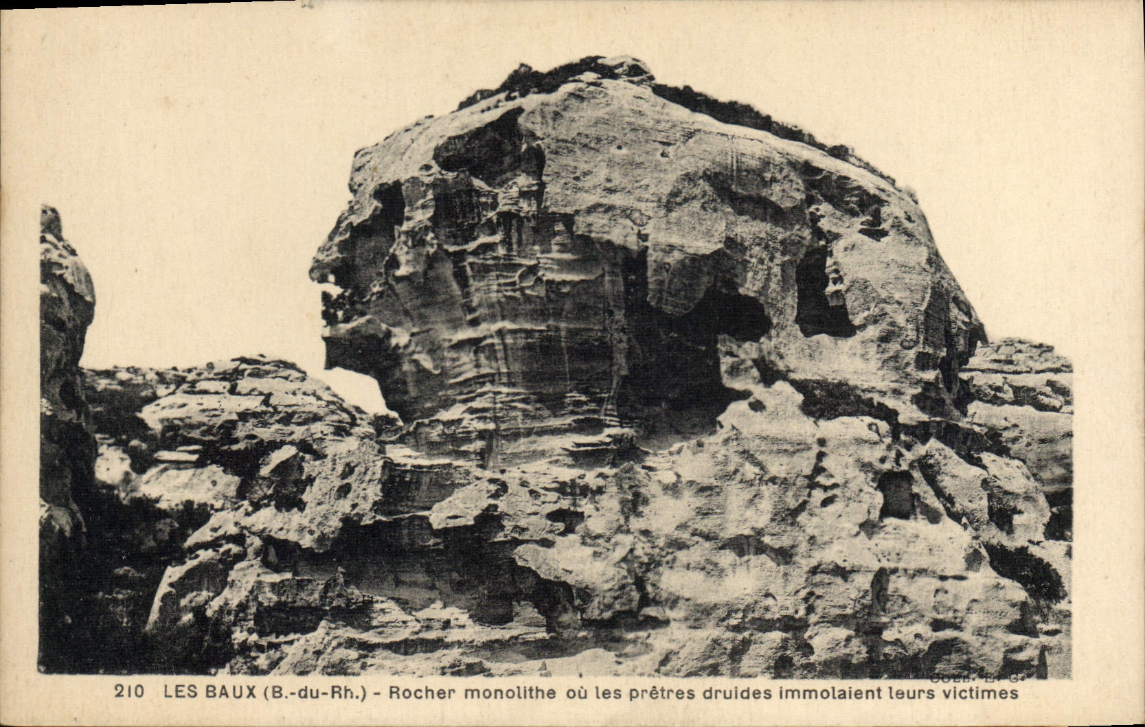 CPA Les Baux B du R Rocher monolithe ou les pretres druides immolalent leurs victimes
