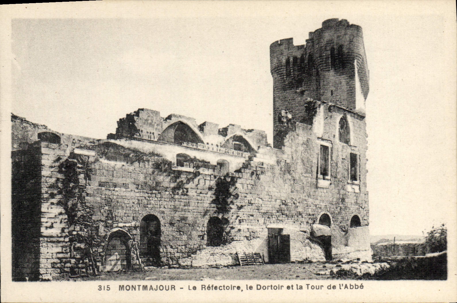 CPA Montmajour Le Refectoire le Dortoir et la Tour de l'Abbe