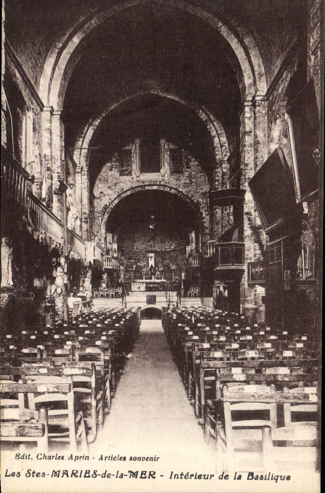 CPA Les Stes Maries de la Mer Interieur de la Basilique 