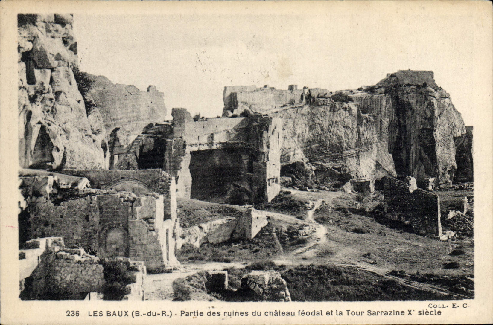 CPA Les Baux B du R Partie des ruines du chateau feodal et la Tour Sarrazine X siecle 