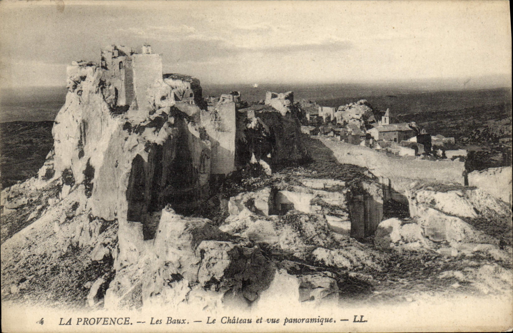 CPA La provence Les Baux Le Chateau et vue panoramique 