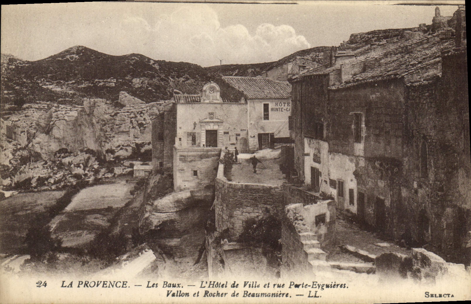 CPA La Provence Les Baux L'Hotel de Ville et rue Porte Evguires Vallon et Rocher de Beaumaniere 