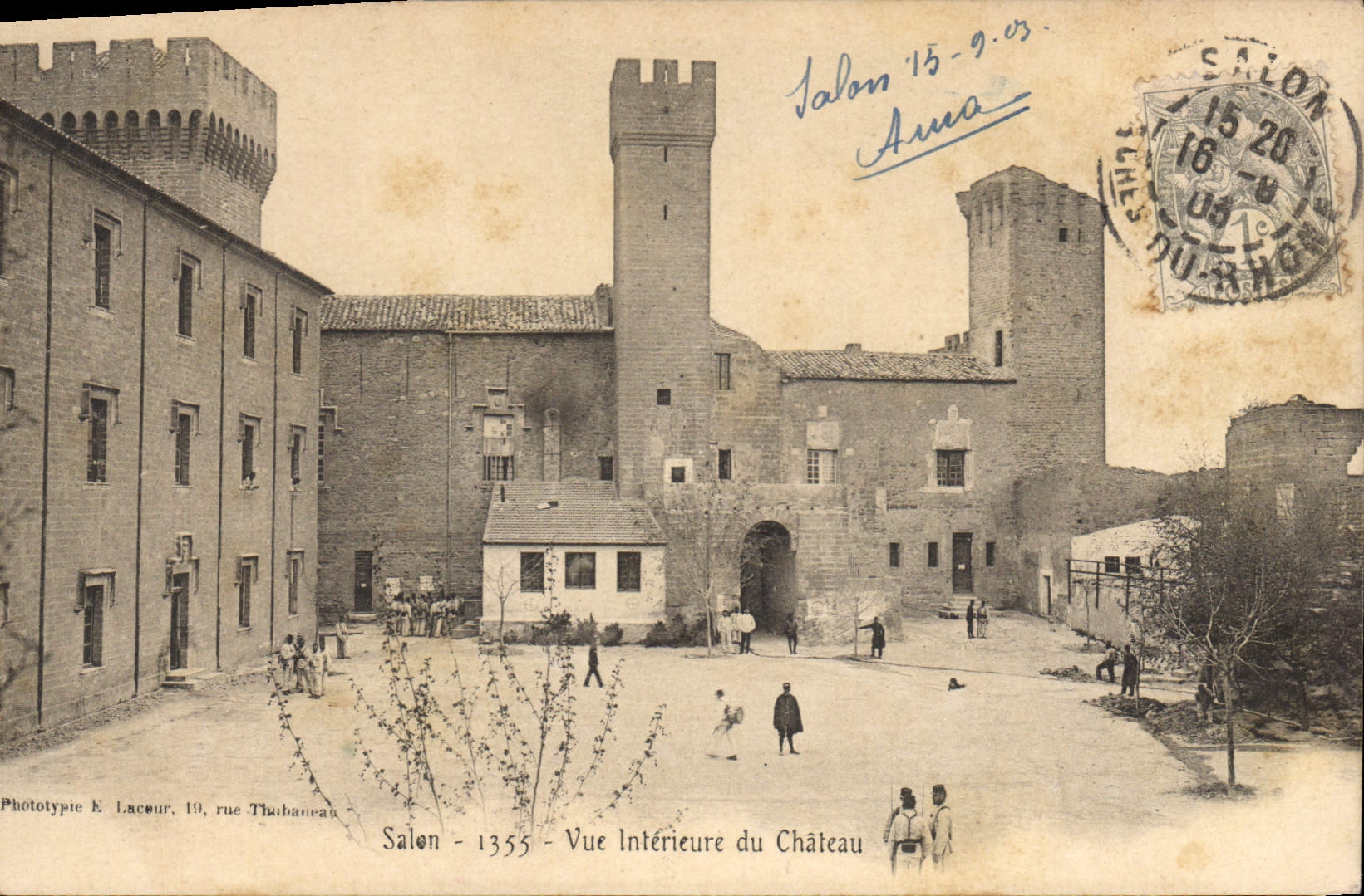 CPA Salon Vue Interieure du Chateau Soldats Militaria