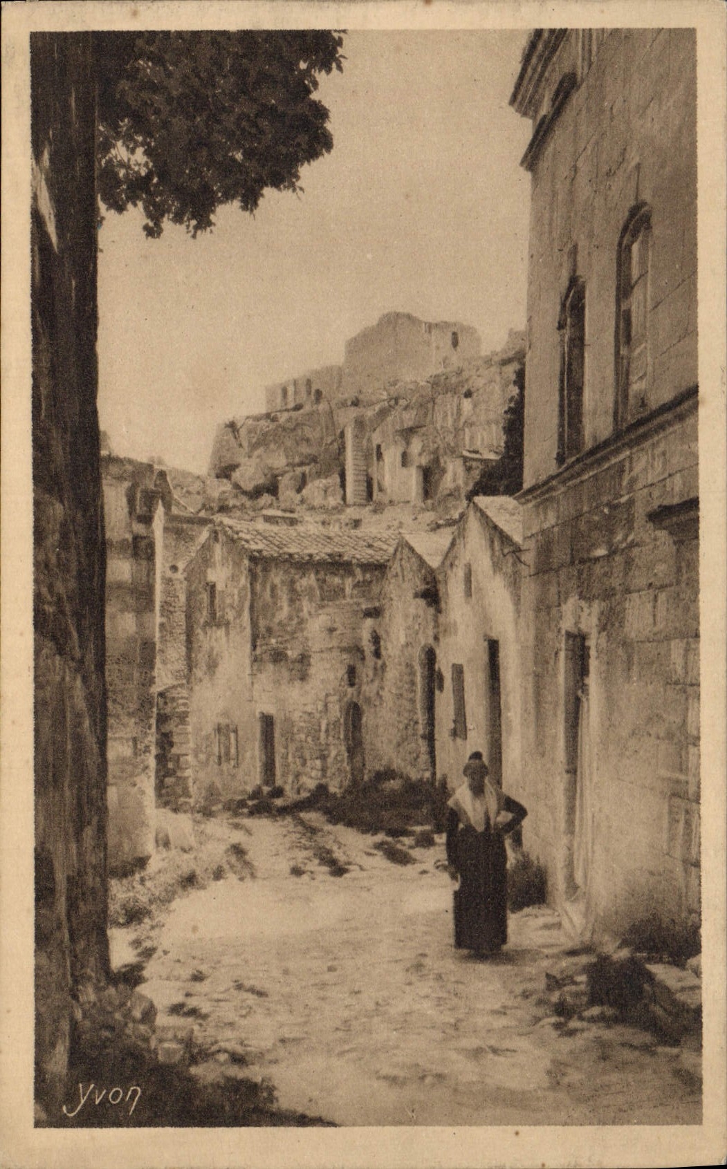 CPA Les Baux Bouches du Rhone Le grand charme des Bauz pour les artistes et les archeologues est d'e