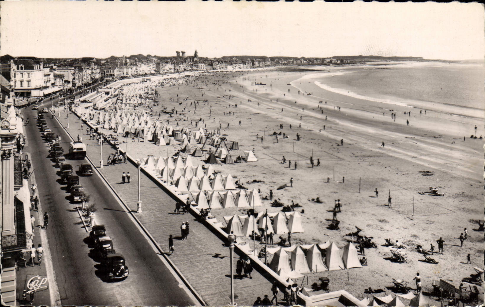 CPA Les Sables D'Olonne Vue generale du Remblai vers les Pins