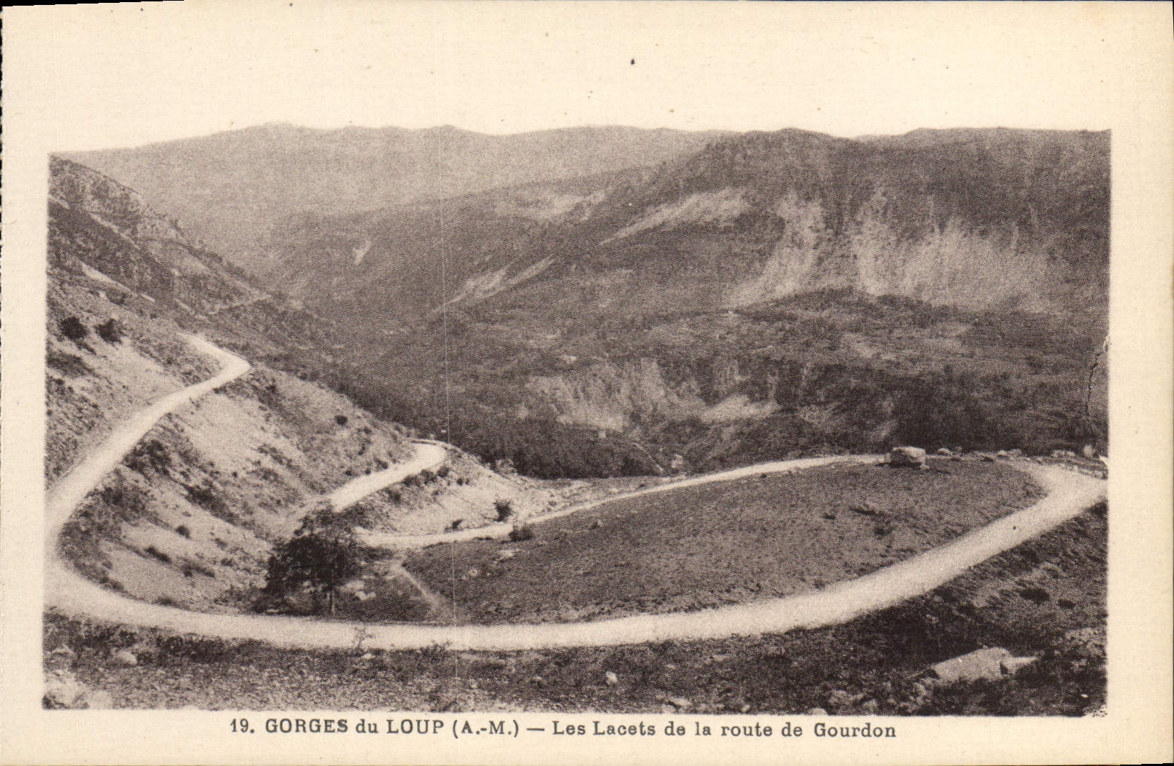 CPA Gorges du Loup AM Les Lacets de la route de Gourdon