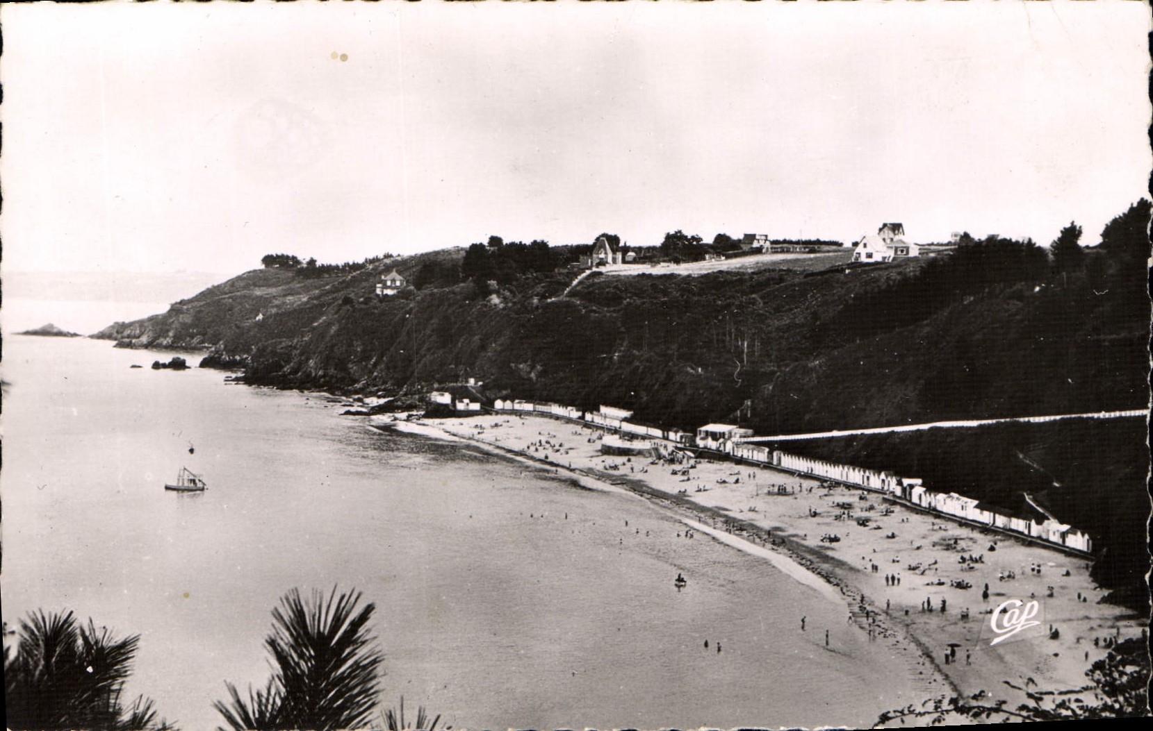 CPA Etables sur Mer La Plage des Godelins au fond la Croix du Corps de Garde