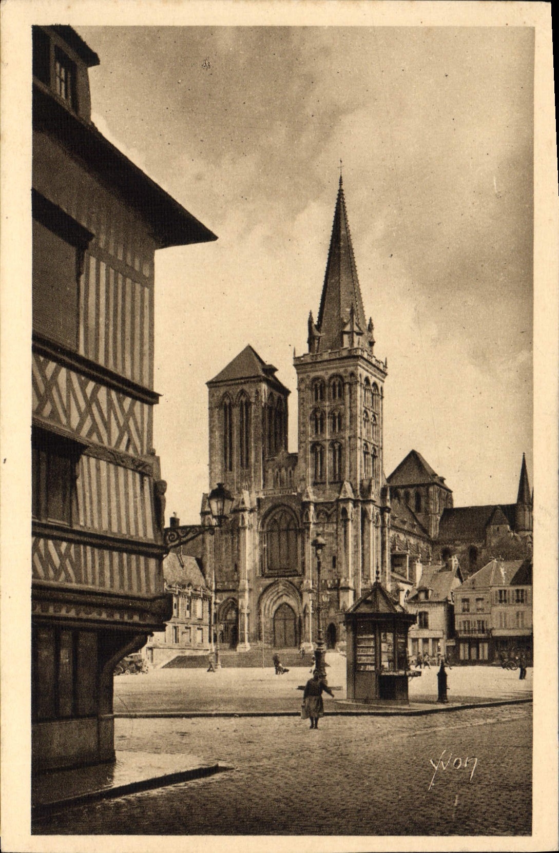 CPA Normandie Lisieux La Cathedrale Saint Pierre 