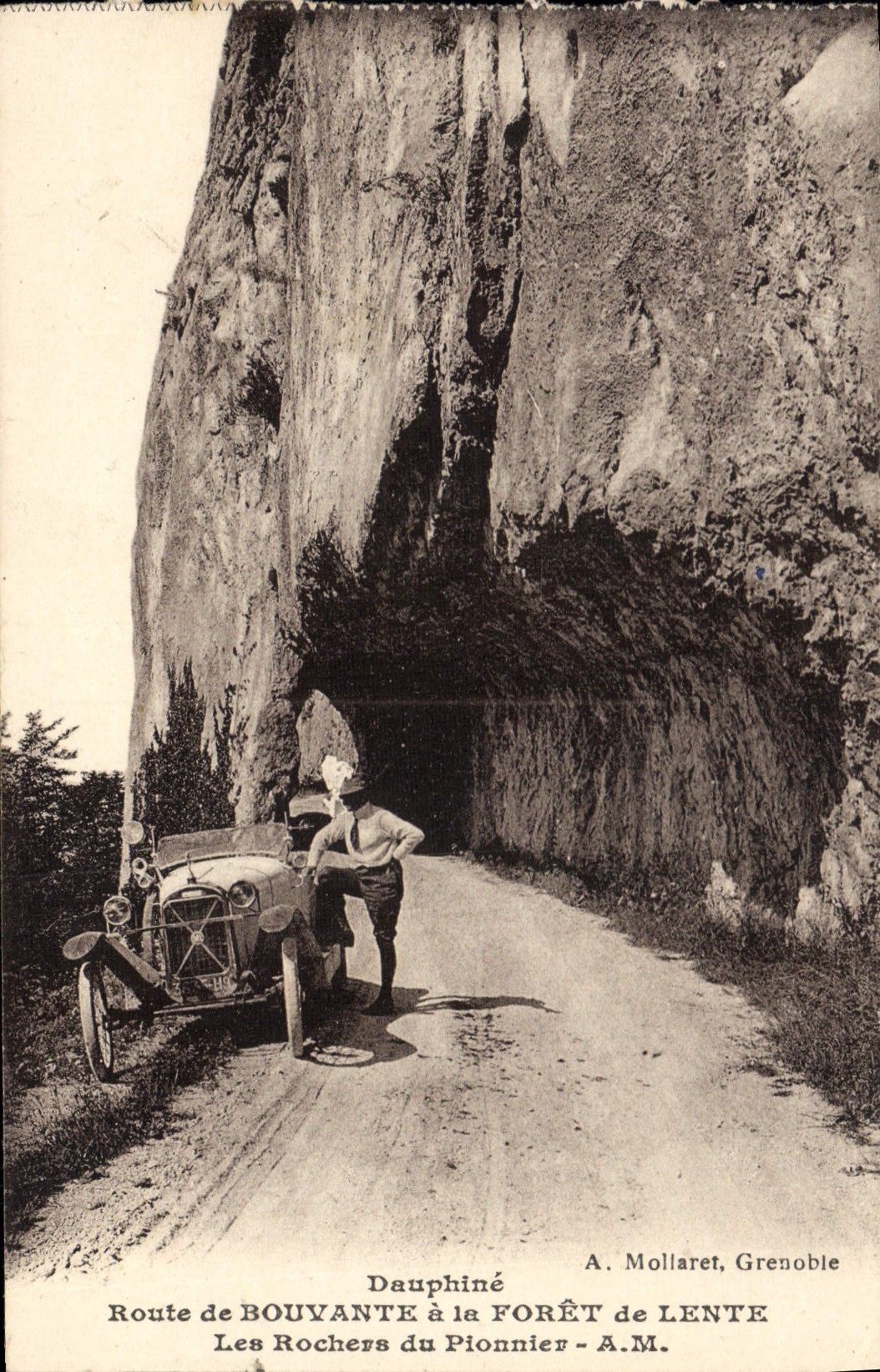 CPA Dauphine Route de Bouvante a la Foret de Lente Les Rochers du Pionnier Automobile