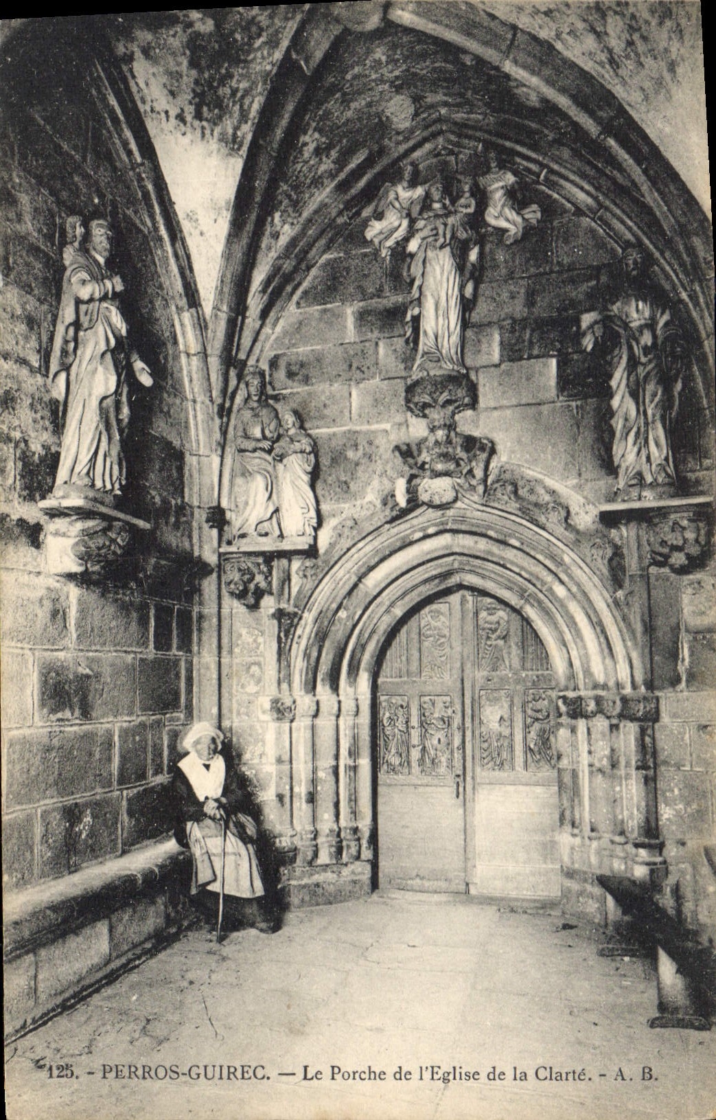 CPA Perros Guirec Le Porche de l'Eglise de la Clarte