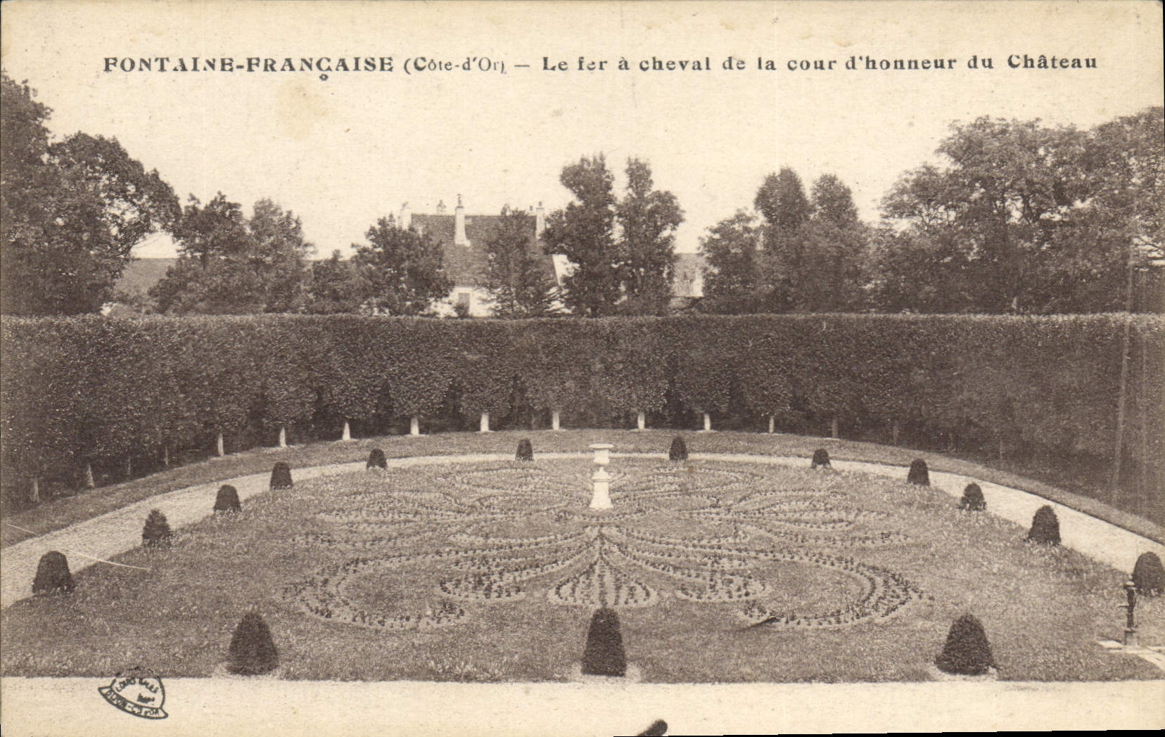 CPA Fontaine Francaise Cote d Or Le fer a chaval de la cour d'honneur du Chateau