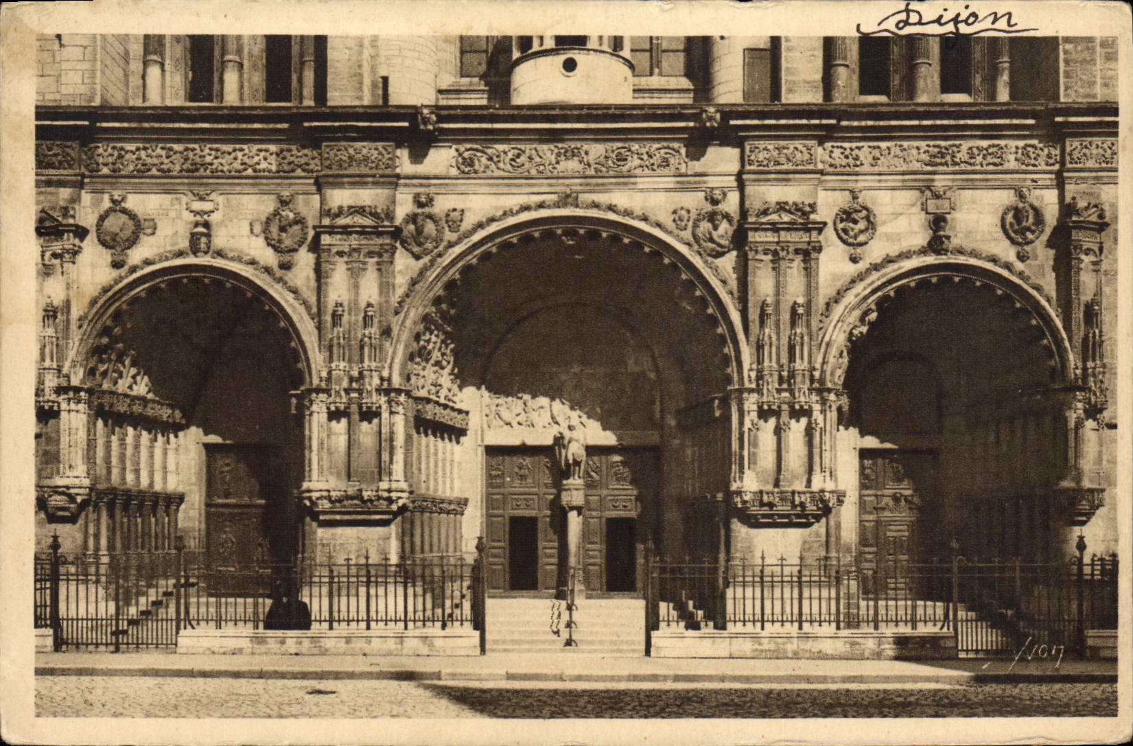 CPA Dijon Cote d Or Eglise Saint Michel Le Portail