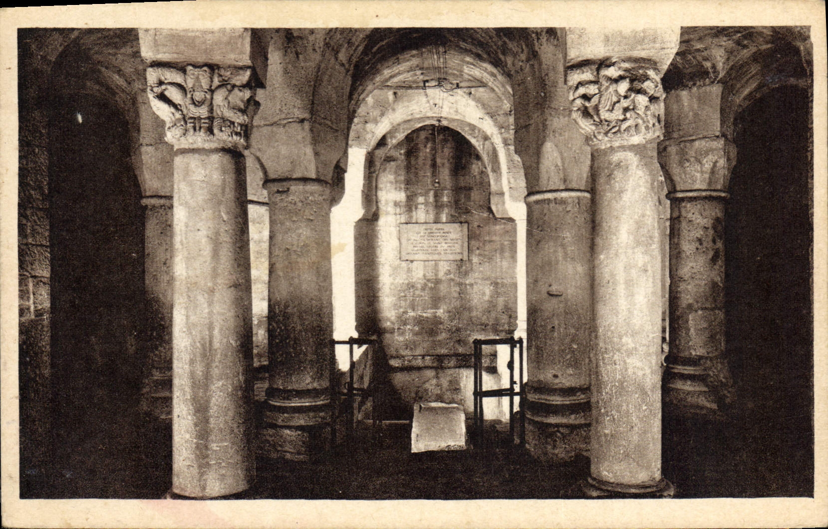 CPA Dijon Cote d Or Crypte de la Cathedrale St Benigne Tombeau de Saint Benigne Collones et chapitea