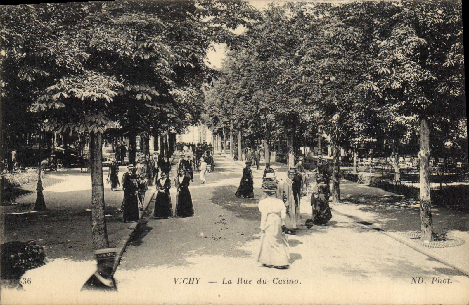 CPA Vichy La Rue du Casino 