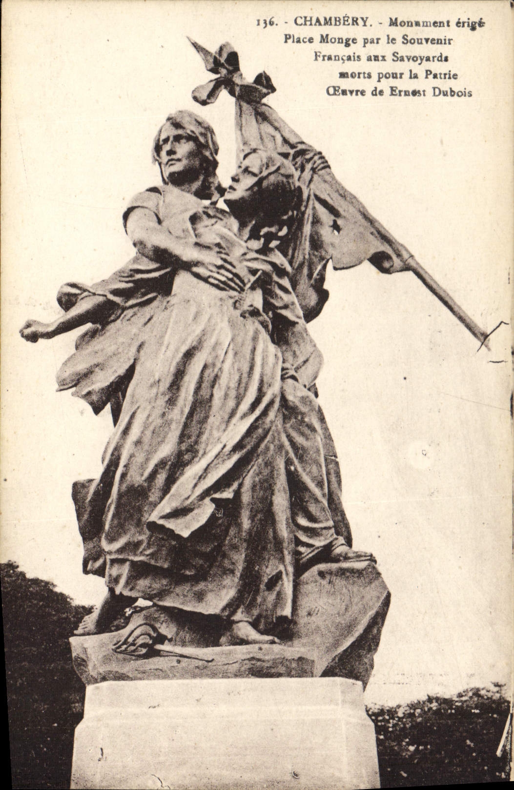 CPA Chambery Monument erige Place Monge par le Souvenir Francais aux Savoyards morts pour la Patrie