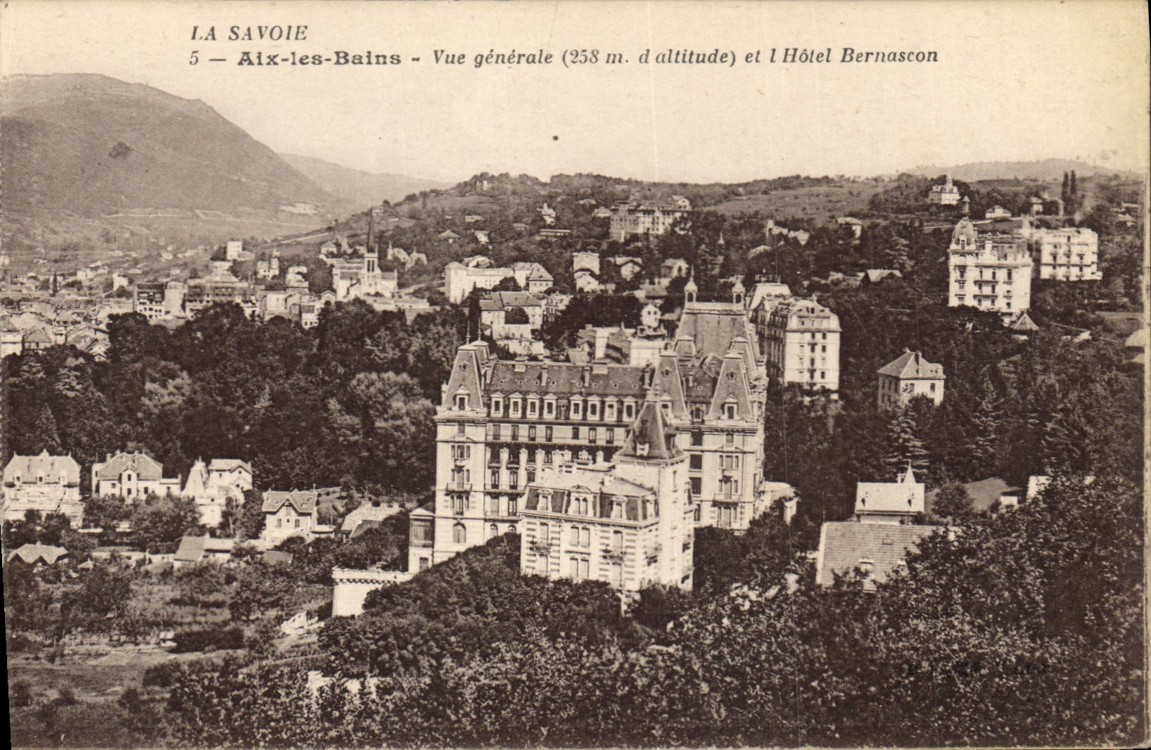 CPA Aix les Bains La Savoie Vue generale (258 m d'altitude) et l'Hotel Bernascon