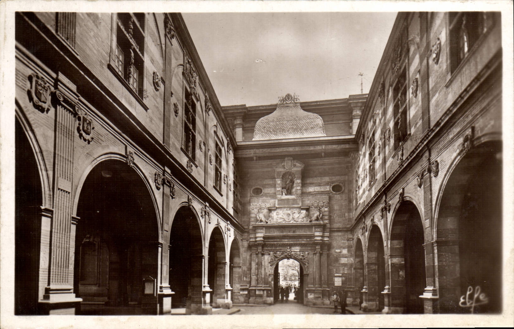 CPA Toulouse Le Capitale Cour Henri IV (Debut du XVIIe siecle)