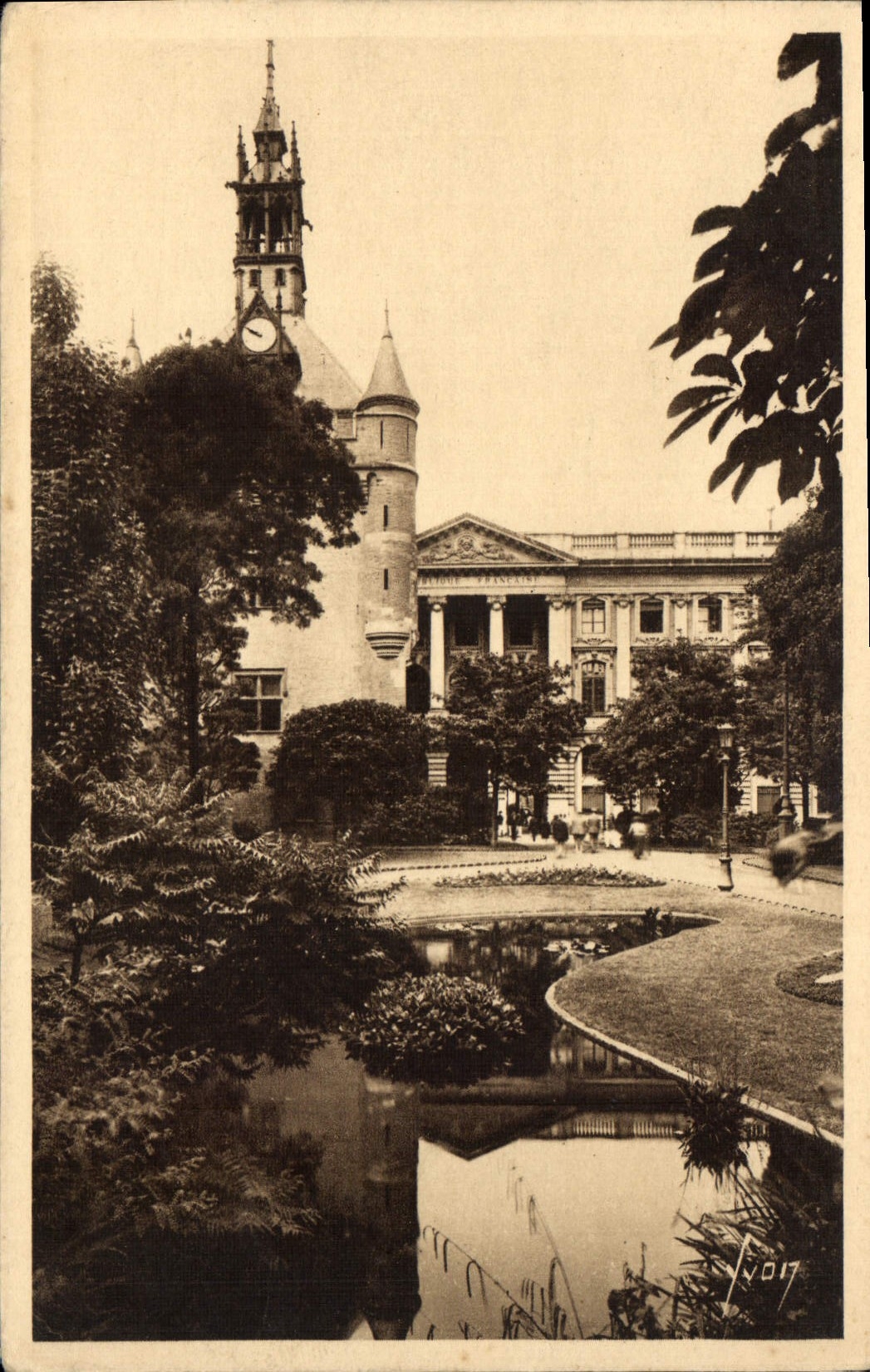 CPA Toulouse (Haute Garonne) Le donjon du capitole et le square