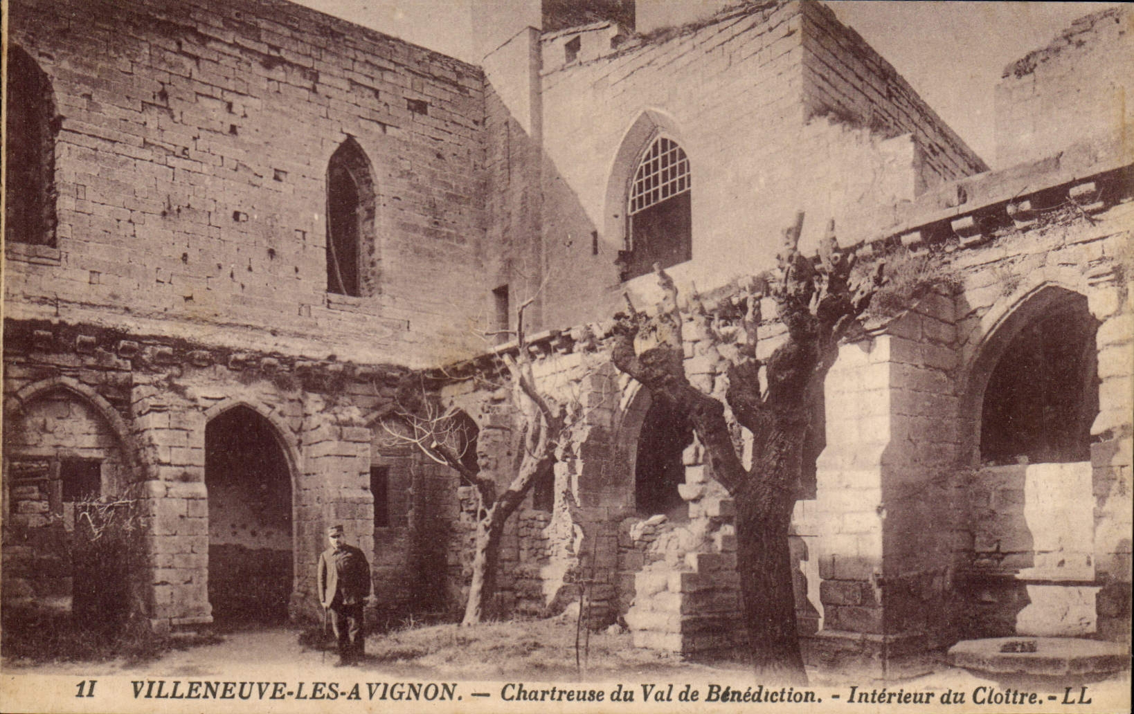 CPA Villeneuve les Avignon Chartreuse du Val de Benediction Interieur du Cloitre