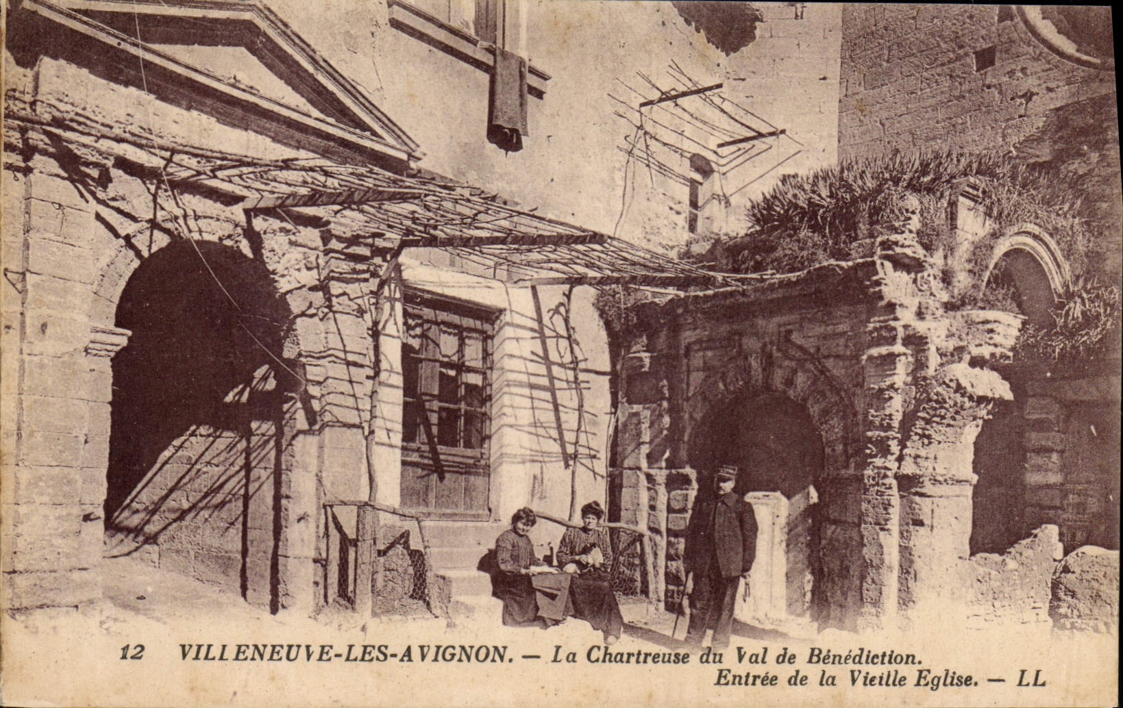CPA Villeneuve les Avignon La Chartreuse du Val de Benediction Entree de la Vieille Eglise