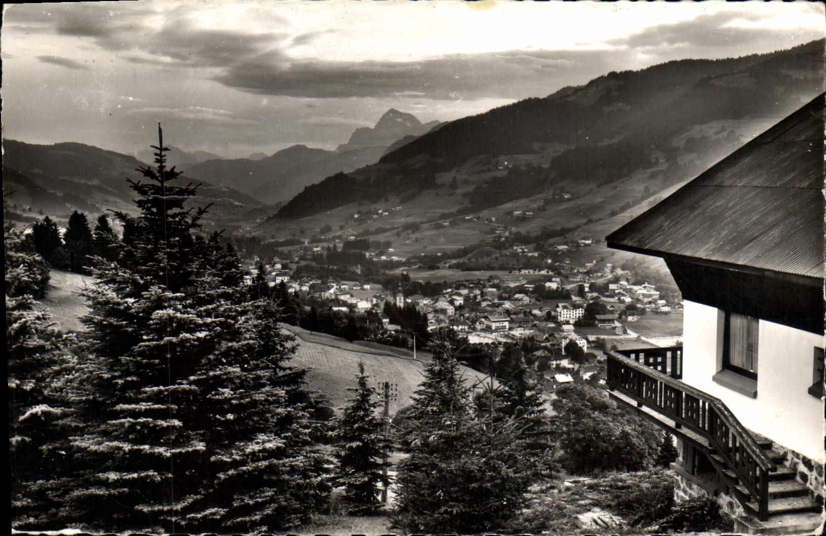 CPM Megeve l'Ensoleillee (Haute Savoie) alt 1 113 m Vue sur la Ville