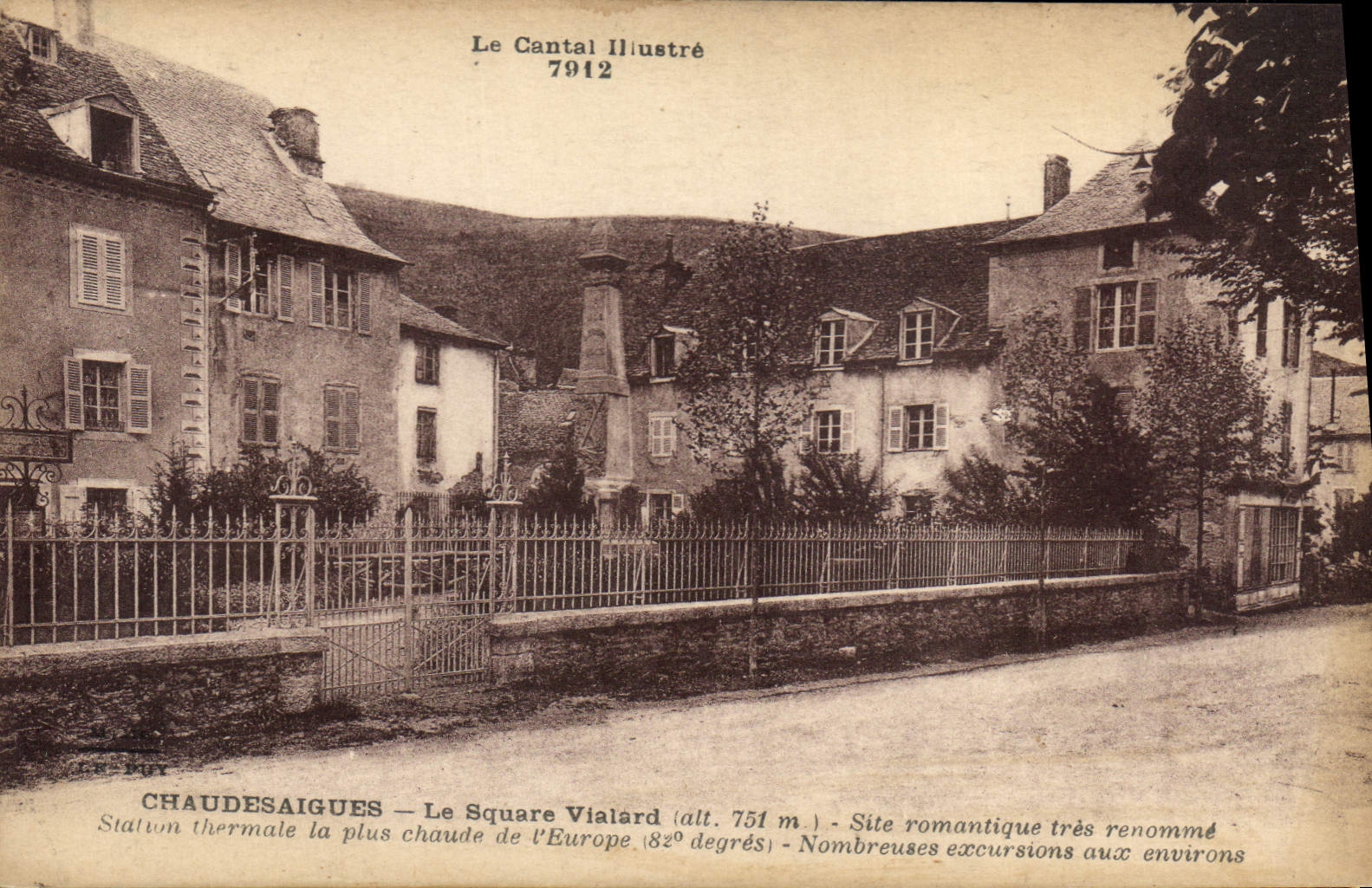 CPA Chaudesaigues Le Square Vialard (alt 751 m) Site romantique tres renomme