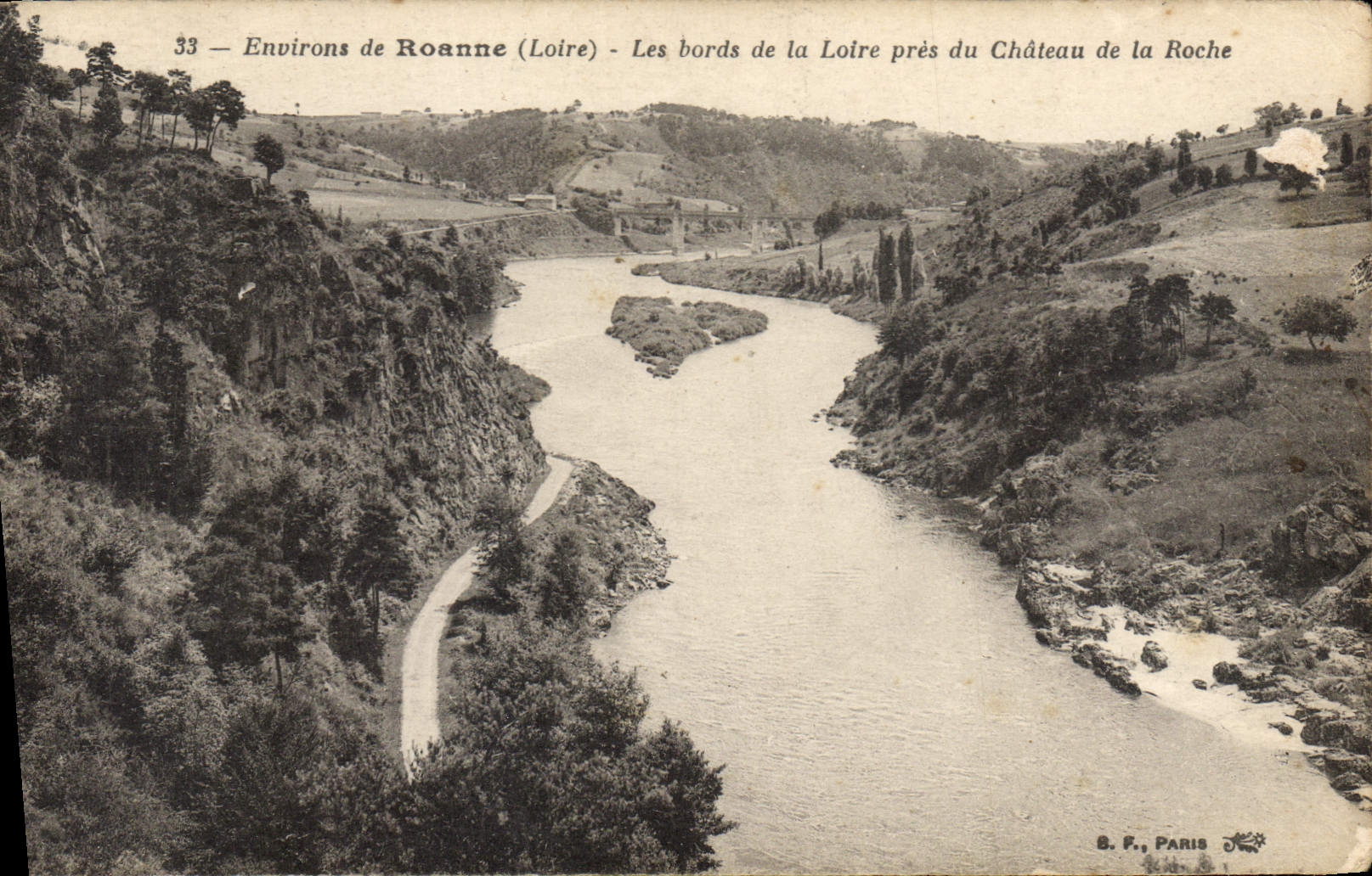 CPA Environs de Roanne (Loire) Les bords de la Loire pres du Chateau de la Roche
