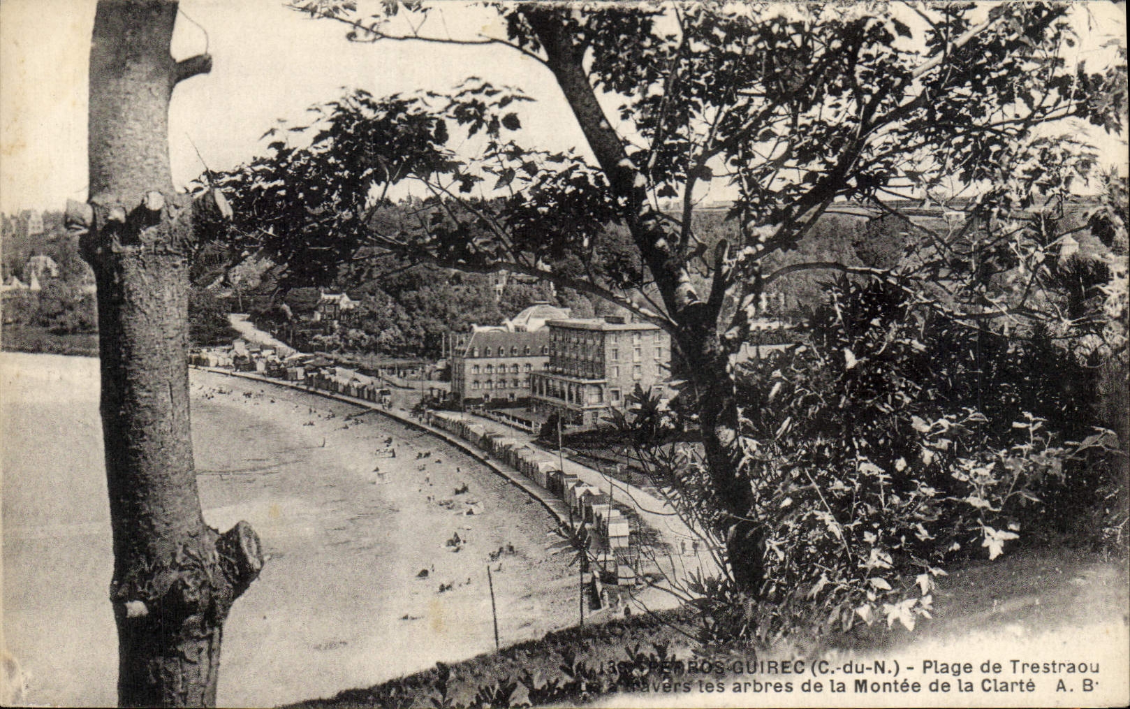 CPA Perros Guirec Plage de Trestraou vers les arbres de la Montee de la Clarte