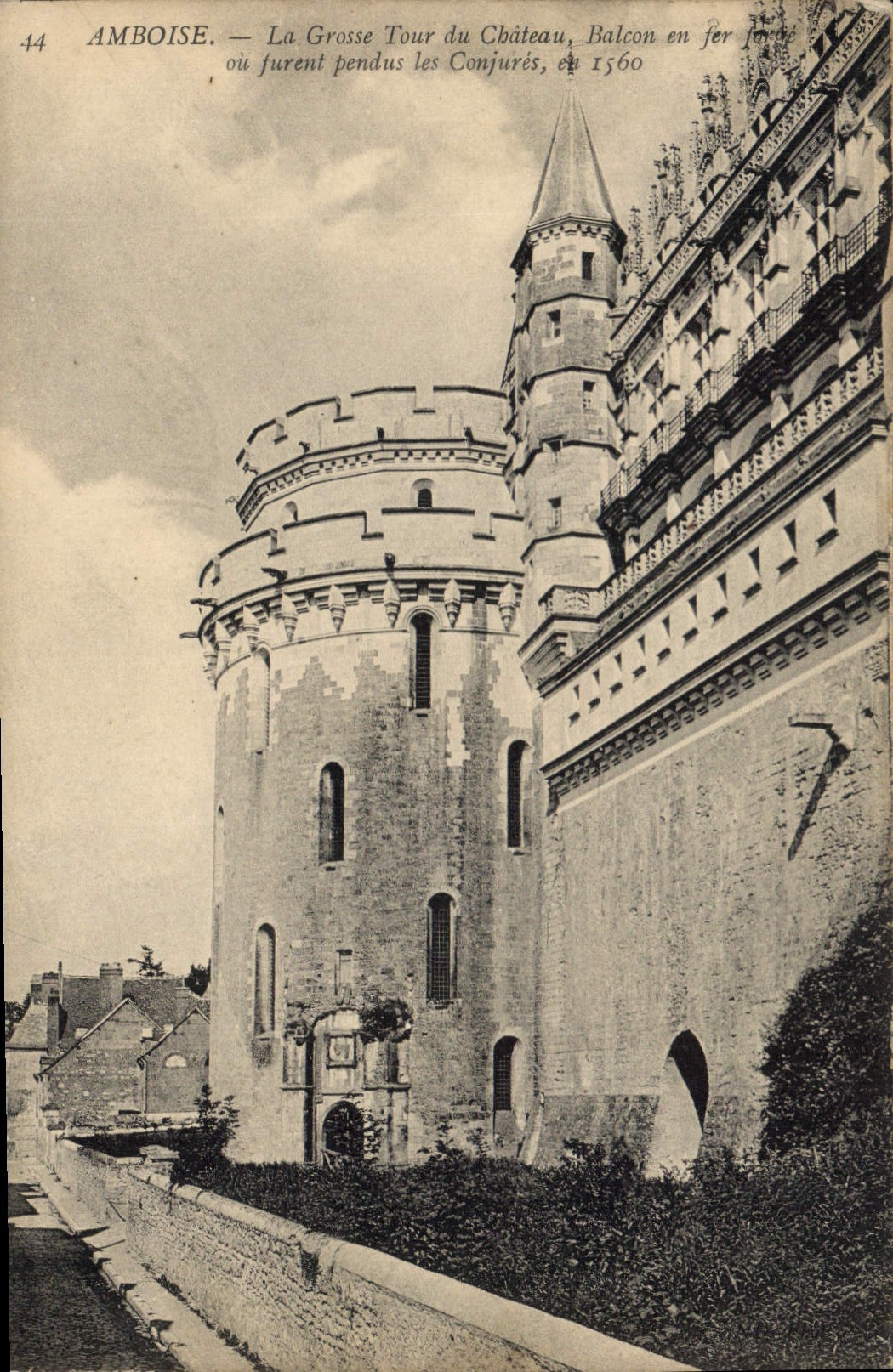 CPA Amboise La Grosse Tour du Chateau Balcon en fer ou furent pendus les Conjures en 1560