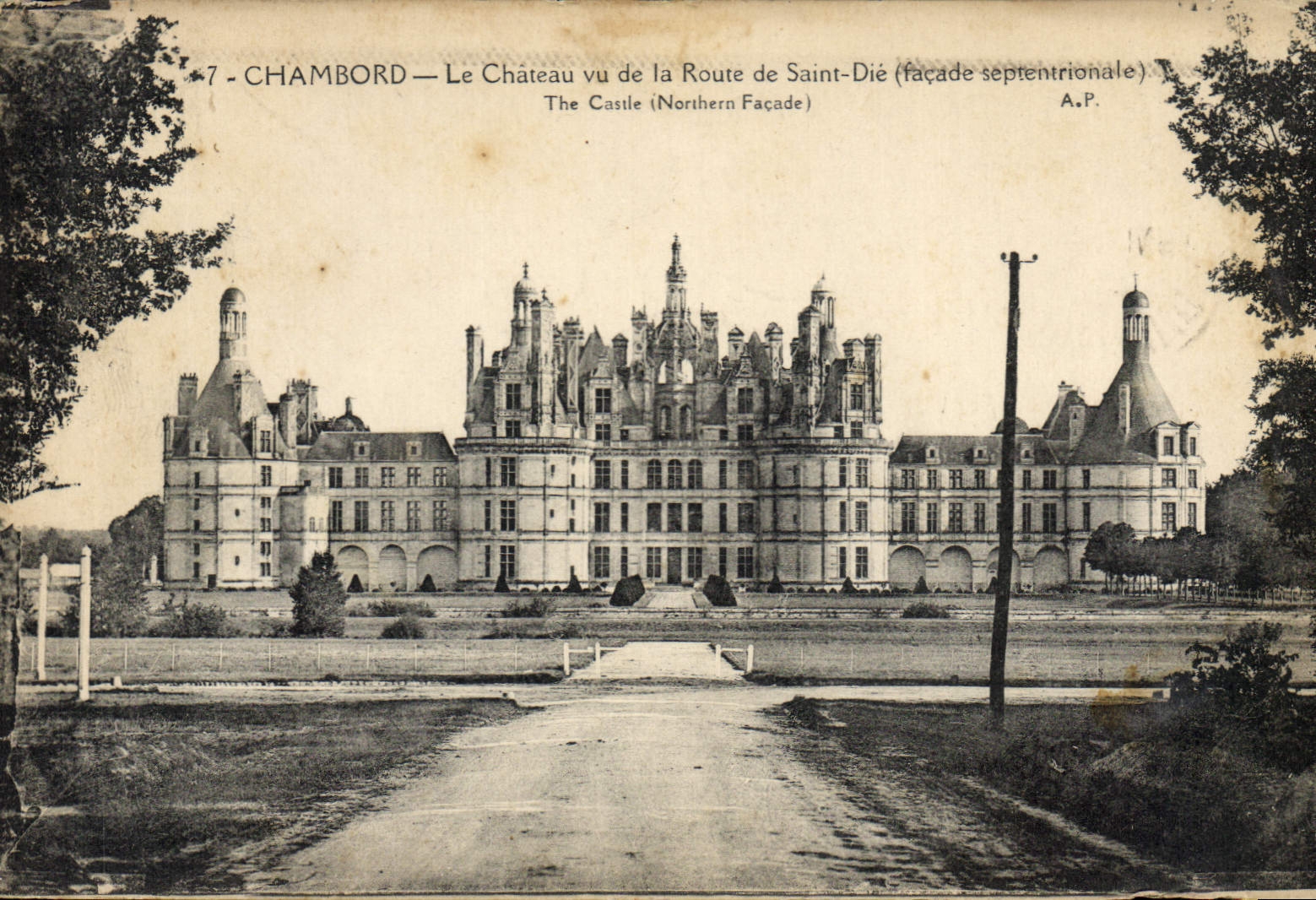 CPA Chambord Le Chateau vu de la Route de Saint Die (Facade septentrionale)