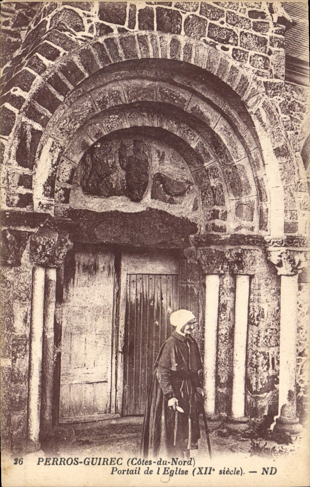 CPA Perros Guirec (Cotes du Nord) Portail de l'Eglise (XIIe siecle)