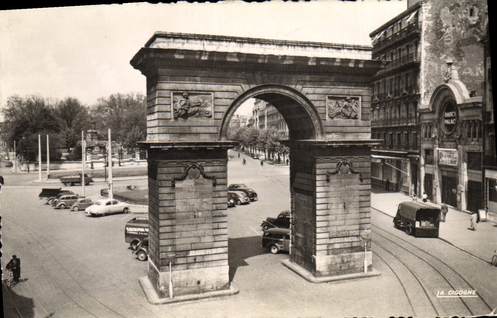 CPM Dijon (Cote d'Or) Guillaume et Place Ostey