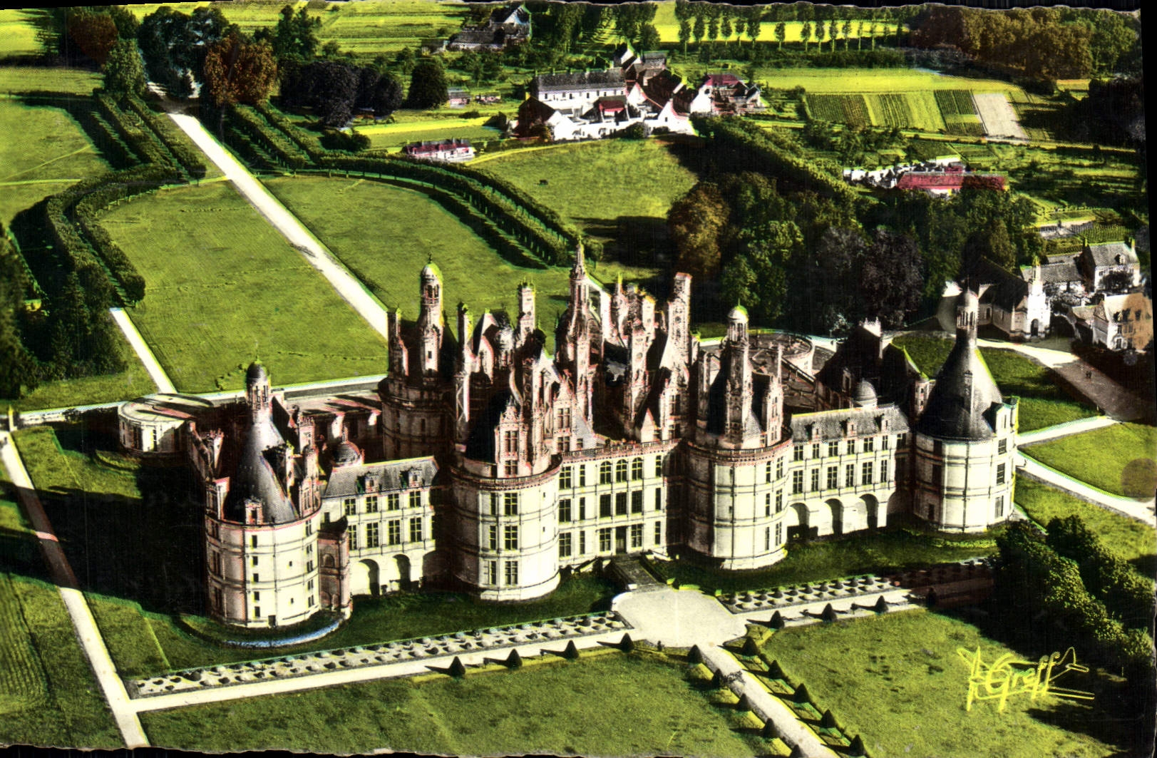 CPA En Touraine Chambord (Loir et Cher) Vue aerienne le Chateau (facade Nord) Les Cheminees et les T