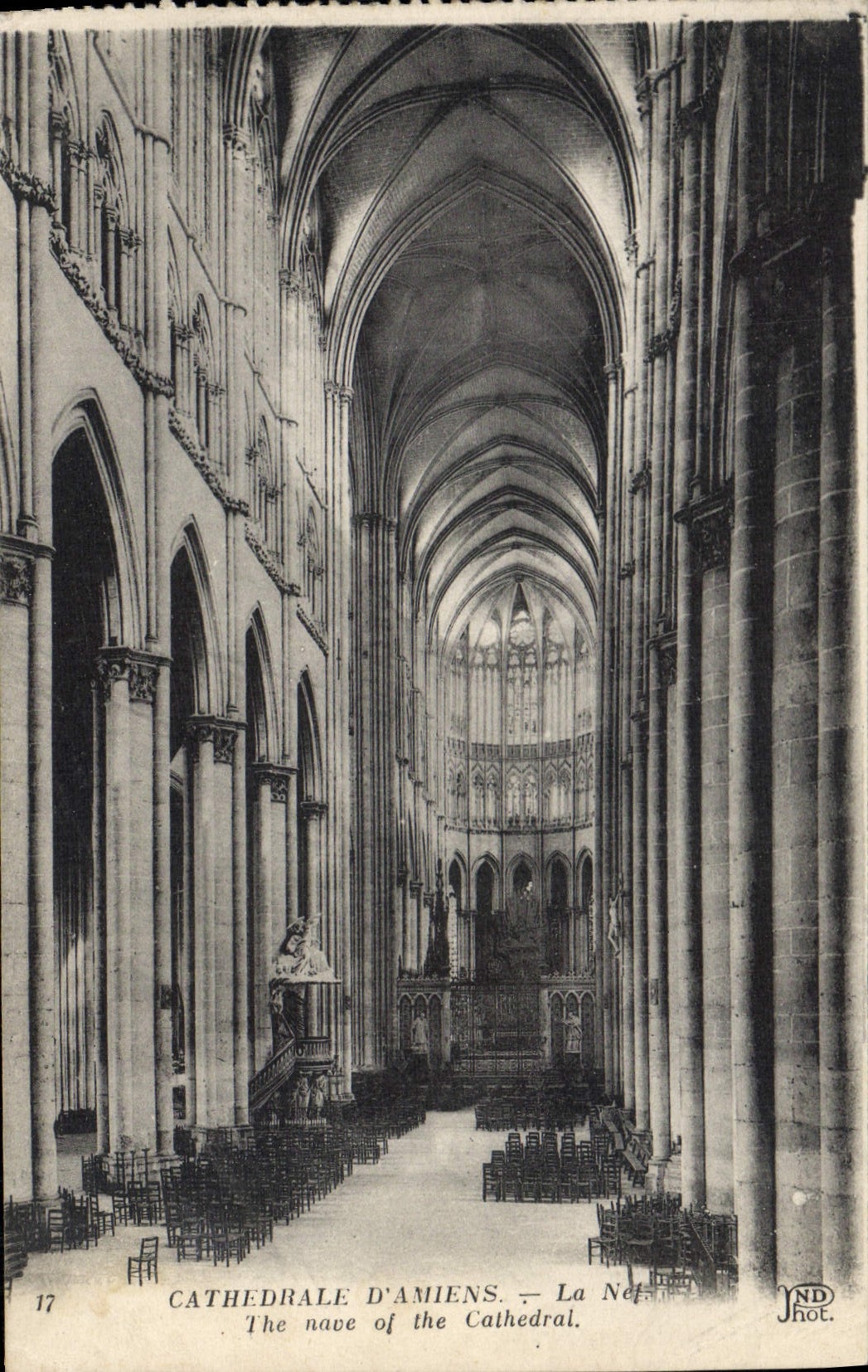 CPA Cathedrale D'Amiens La Nef