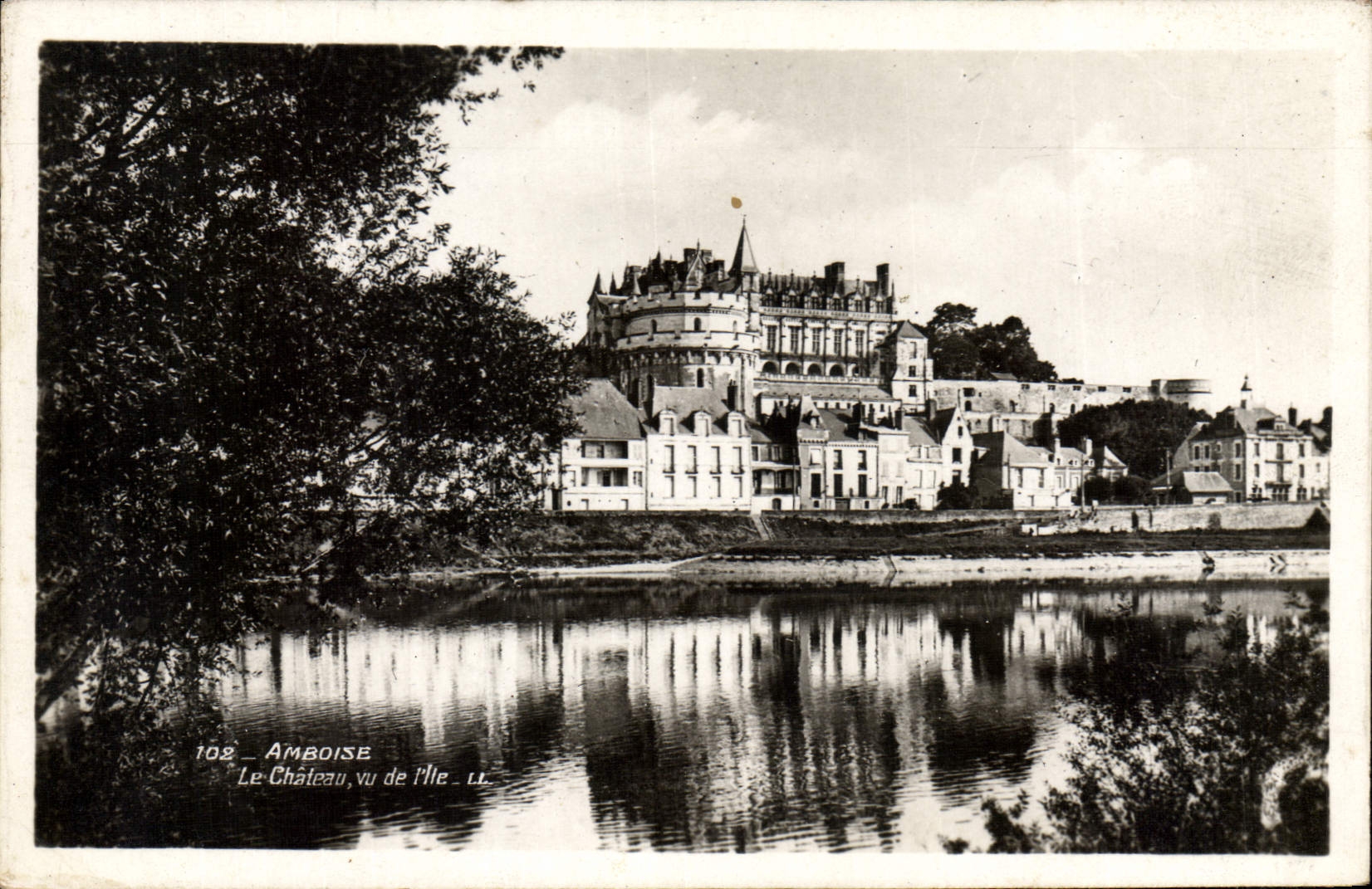 CPA Amboise Le Chateau vu de l'Ile