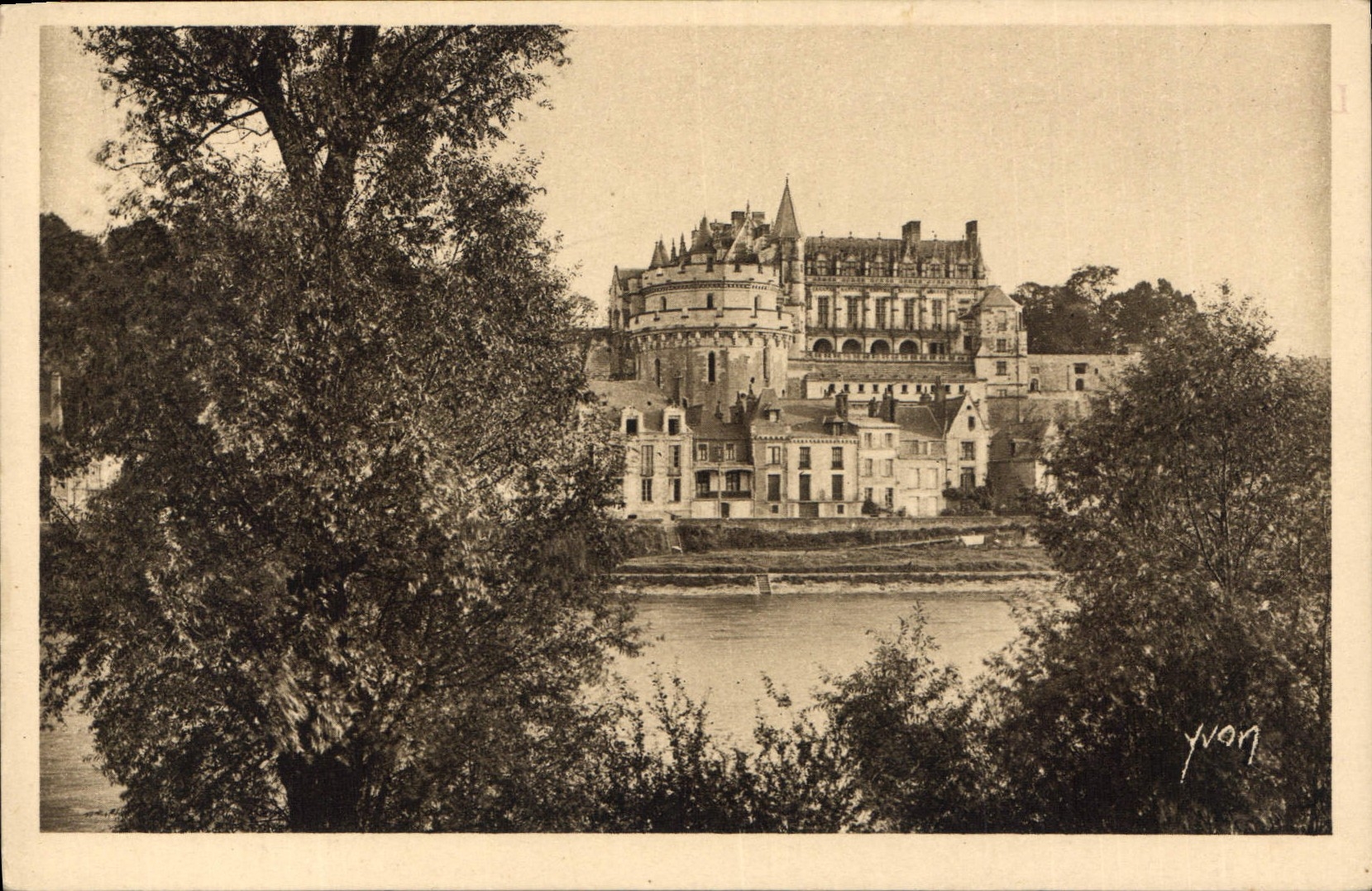 CPA La Doucefrance Chateau de la Loire Le Chateau d'Amboise vu des bords de la Loire