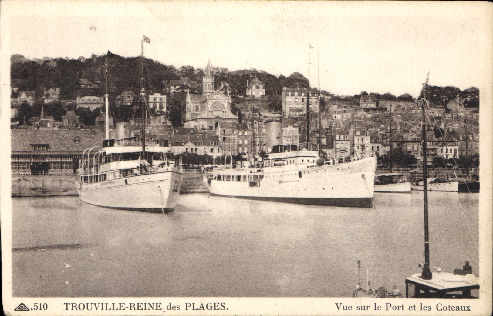 CPA Trouville Reine des Plages Vue sur le Port et les Coteaux