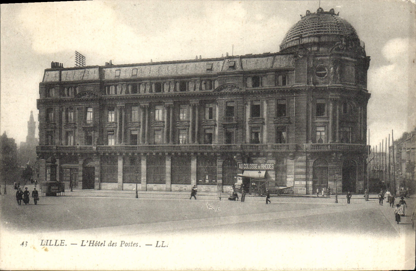CPA Lille L'Hotel des Postes Au colosse de Rhodes