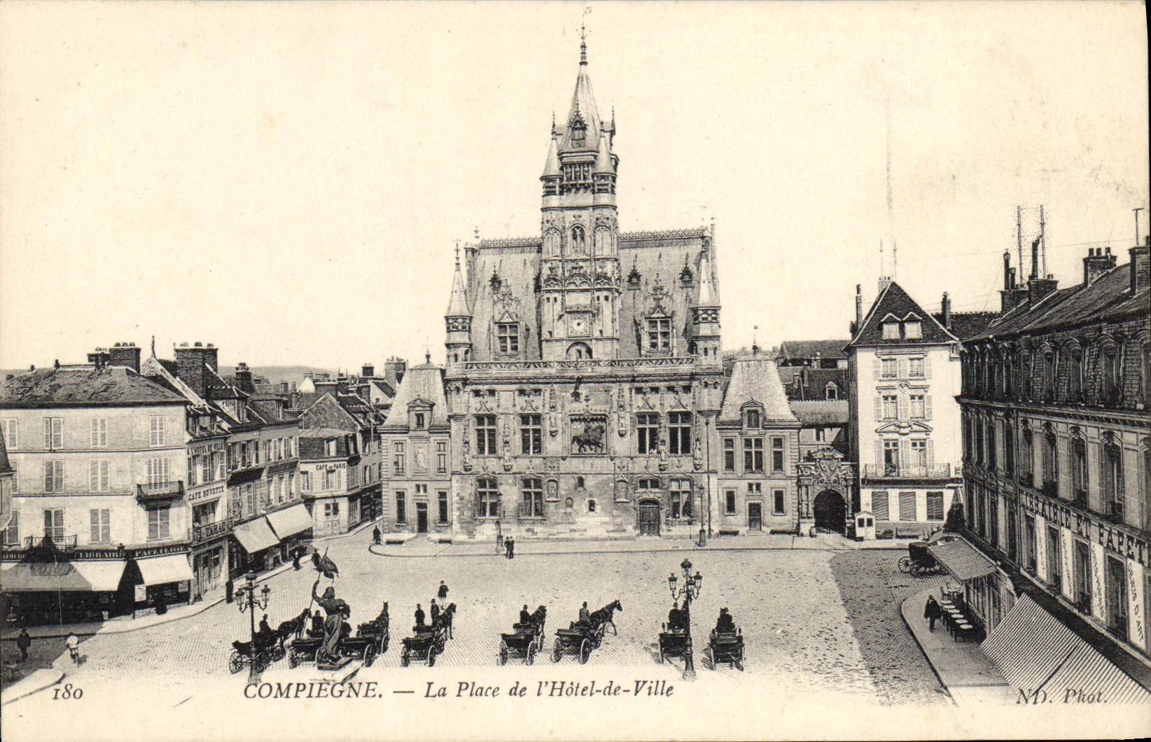 CPA Compiegne La Place de l'Hotel de Ville