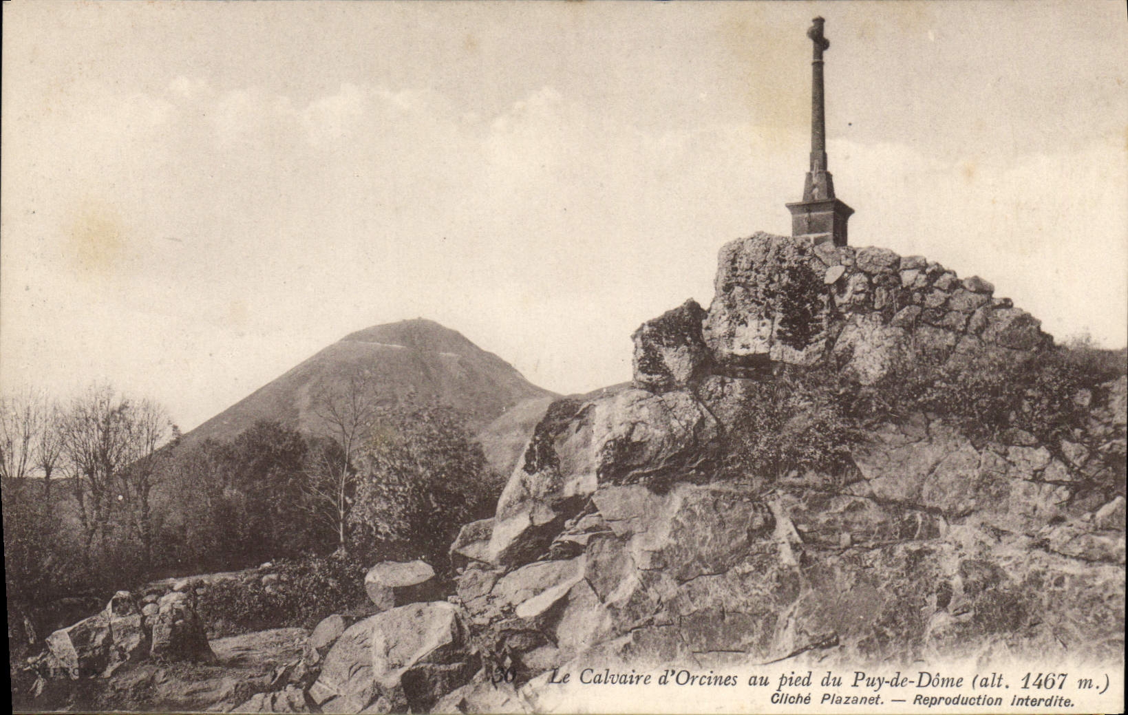 CPA Le calvaire d'orcines au pied du Puy de Dome