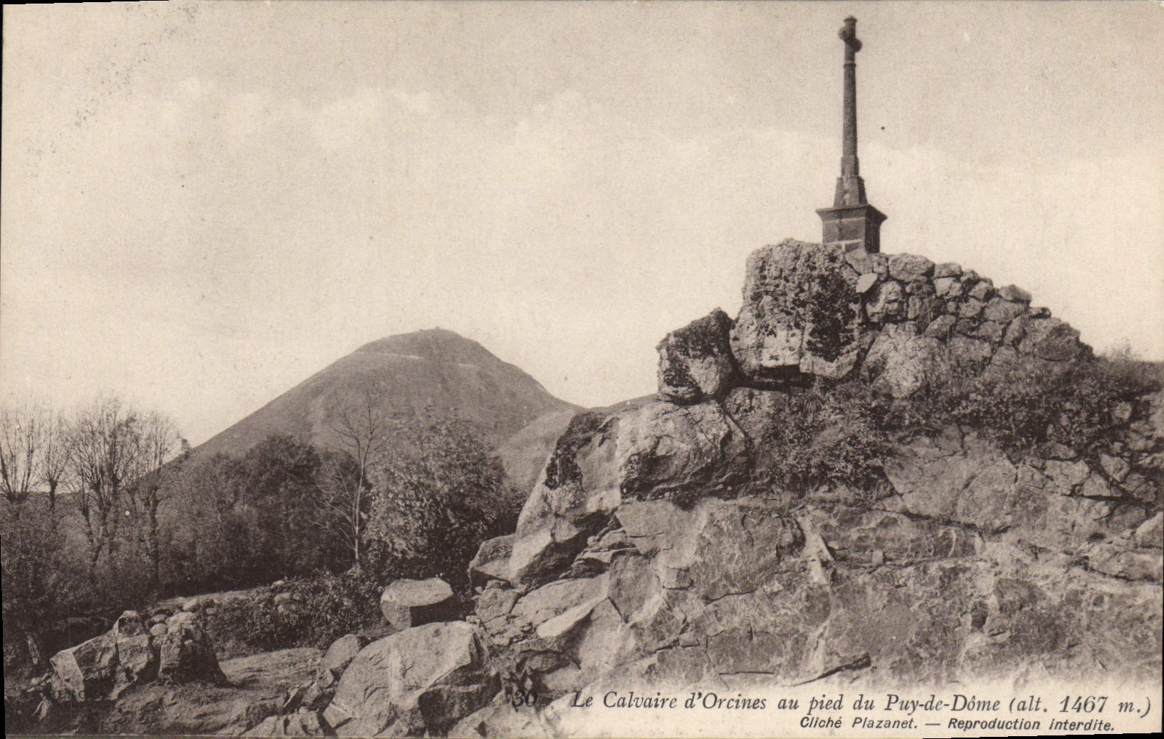 CPA Le calvaire d'orcines au pied du Puy de Dome